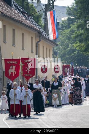 Crostwitz, Allemagne. 08th juin 2023. Les catholiques sorabes célèbrent la fête de Corpus Christi par une procession. Traditionnellement, les filles sorabes portent le costume d'une druzhka. La 'solennité du corps et du sang le plus Saint du Christ' est une fête en Lusatie sorabe et est célébrée avec des services et des processions d'église. Credit: Matthias Rietschel/dpa/Alay Live News Banque D'Images