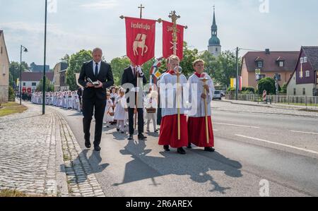 Crostwitz, Allemagne. 08th juin 2023. Les garçons de l'autel marchent à la tête d'une procession pour la fête de Corpus Christi. Traditionnellement, les filles sorabes portent le costume d'une druzhka. La 'solennité du corps et du sang le plus Saint du Christ' est une fête en Lusatie sorabe et est célébrée avec des services et des processions d'église. Credit: Matthias Rietschel/dpa/Alay Live News Banque D'Images