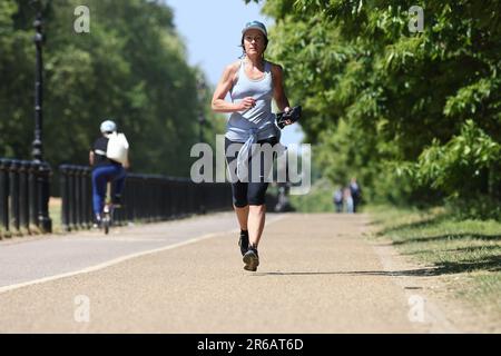 Londres, Royaume-Uni. 08th juin 2023. Les membres du public se détendent sous le soleil de la mi-journée à Hyde Park, dans le centre de Londres, lors d'une chaude journée de printemps. Un avertissement météo est en place avec des températures qui devraient augmenter de manière significative au cours du week-end . Crédit photo: Ben Cawthra/Sipa USA crédit: SIPA USA/Alay Live News Banque D'Images