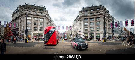 Londres - Mai 2023: Oxford Street / Oxford Circus vue panoramique grand angle. Une marque de terre de Londres et une célèbre destination commerciale Banque D'Images