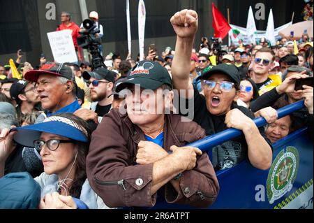 Les partisans écoutent le discours du président colombien Gustavo Petro lors des manifestations en faveur des réformes sociales du gouvernement colombien, Banque D'Images