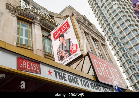 LONDRES- 25 MAI 2023 : graisser la comédie musicale au théâtre Dominion dans le West End de Londres Banque D'Images