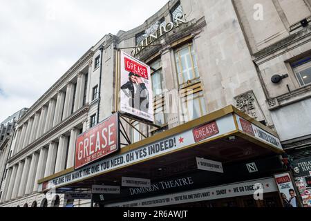 LONDRES- 25 MAI 2023 : graisser la comédie musicale au théâtre Dominion dans le West End de Londres Banque D'Images