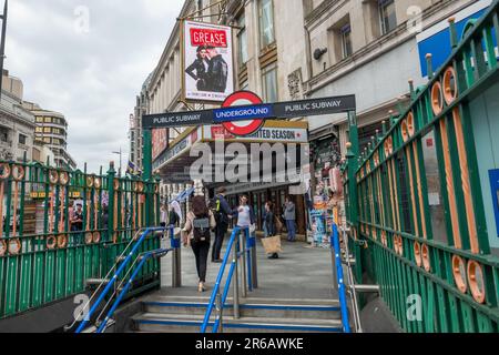 LONDRES- 25 MAI 2023 : graisser la comédie musicale au théâtre Dominion dans le West End de Londres, vue depuis l'entrée de la station de métro Tottenham court Road Banque D'Images