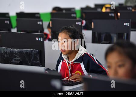 (230608) -- TINGRI, 8 juin 2023 (Xinhua) -- les élèves suivent un cours d'informatique dans une école primaire du canton de Zhaxizom, dans le comté de Tingri, dans la ville de Xigaze, dans la région autonome du Tibet, au sud-ouest de la Chine, à 5 juin 2023. L'école primaire du canton de Zhaxizom est l'école la plus proche du mont Qomolangma, à une distance d'un peu plus de 40 kilomètres. Pour répondre aux différents besoins des élèves, l'école a créé des classes d'intérêt comme le piano, les technologies de l'information, l'art, la radiodiffusion, les sports, danse et artisanat. Actuellement, l'école primaire n'a qu'un piano. Par conséquent, les claviers électroniques sont u Banque D'Images