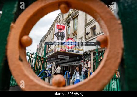 LONDRES- 25 MAI 2023 : graisser la comédie musicale au théâtre Dominion dans le West End de Londres, vue depuis l'entrée de la station de métro Tottenham court Road Banque D'Images