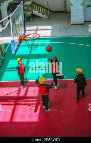 (230608) -- TINGRI, 8 juin 2023 (Xinhua) -- Un élève tire pendant un cours de basket-ball dans une école primaire du canton de Zhaxizom dans le comté de Tingri, ville de Xigaze, région autonome du Tibet du sud-ouest de la Chine, 5 juin 2023. L'école primaire du canton de Zhaxizom est l'école la plus proche du mont Qomolangma, à une distance d'un peu plus de 40 kilomètres. Pour répondre aux différents besoins des élèves, l'école a créé des classes d'intérêt comme le piano, les technologies de l'information, l'art, la radiodiffusion, les sports, danse et artisanat. Actuellement, l'école primaire n'a qu'un piano. Par conséquent, keybo électronique Banque D'Images