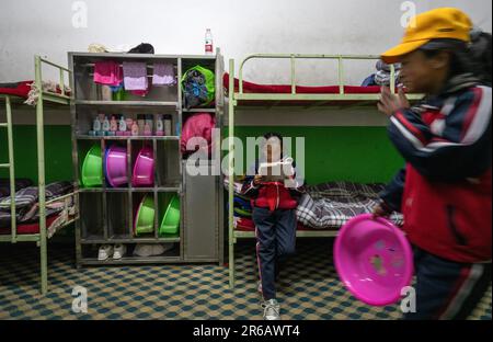 (230608) -- TINGRI, 8 juin 2023 (Xinhua) -- Un élève lit dans le dortoir d'une école primaire du canton de Zhaxizom, dans le comté de Tingri, dans la ville de Xigaze, dans la région autonome du Tibet, au sud-ouest de la Chine, à 5 juin 2023. L'école primaire du canton de Zhaxizom est l'école la plus proche du mont Qomolangma, à une distance d'un peu plus de 40 kilomètres. Pour répondre aux différents besoins des élèves, l'école a créé des classes d'intérêt comme le piano, les technologies de l'information, l'art, la radiodiffusion, les sports, danse et artisanat. Actuellement, l'école primaire n'a qu'un piano. Par conséquent, les claviers électroniques sont u Banque D'Images