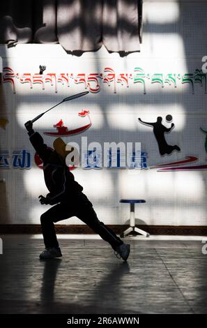 (230608) -- TINGRI, 8 juin 2023 (Xinhua) -- Un élève assiste à un cours de sport à la salle de gym intérieure d'une école primaire du canton de Zhaxizom dans le comté de Tingri, ville de Xigaze, région autonome du Tibet du sud-ouest de la Chine, 5 juin 2023. L'école primaire du canton de Zhaxizom est l'école la plus proche du mont Qomolangma, à une distance d'un peu plus de 40 kilomètres. Pour répondre aux différents besoins des élèves, l'école a créé des classes d'intérêt comme le piano, les technologies de l'information, l'art, la radiodiffusion, les sports, danse et artisanat. Actuellement, l'école primaire n'a qu'un piano. Par conséquent, électron Banque D'Images