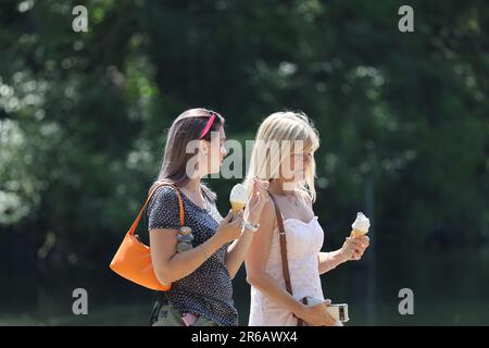 Londres, Royaume-Uni. 08th juin 2023. Les membres du public se détendent sous le soleil de la mi-journée à Hyde Park, dans le centre de Londres, lors d'une chaude journée de printemps. Un avertissement météo est en place avec des températures qui devraient augmenter de manière significative au cours du week-end . Crédit photo: Ben Cawthra/Sipa USA crédit: SIPA USA/Alay Live News Banque D'Images