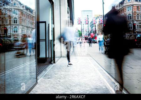 Londres- Motion trouble les personnes anonymes sur Oxford Street, le point de repère de la grande rue de Londres Banque D'Images