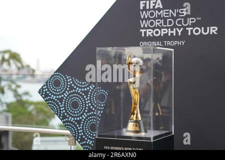 Sydney. 8th juin 2023. Photo prise sur 8 juin 2023 montre le trophée de la coupe du monde des femmes de la FIFA en exposition lors d'une cérémonie de lancement de la tournée du trophée de la coupe du monde des femmes de la FIFA, qui s'est tenue au zoo de Taronga à Sydney, en Australie. Le trophée se rendra à Sydney et dans la Nouvelle-Galles du Sud (Nouvelle-Galles du Sud), ce qui permettra aux fans de football de tout l'État de voir le plus grand prix du football féminin de première main. Crédit : Wang Qi/Xinhua/Alay Live News Banque D'Images