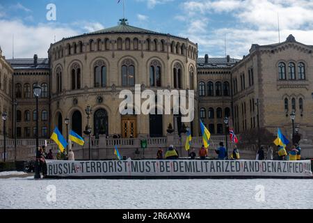 manifestation contre la guerre russe contre l'ukraine en dehors du parlement norvégien Banque D'Images