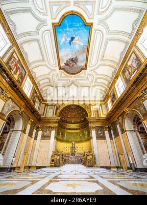 Nef centrale de la Chapelle royale, dédiée à notre Dame de l'Assomption - Palais royal de Naples qui en 1734 devint la résidence royale des Bourbons - Naples, Italie Banque D'Images