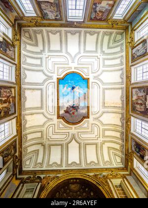 Plafond de la chapelle royale, dédié à notre Dame de l'Assomption - Palais royal de Naples qui en 1734 devint la résidence royale des Bourbons - Naples, Italie Banque D'Images