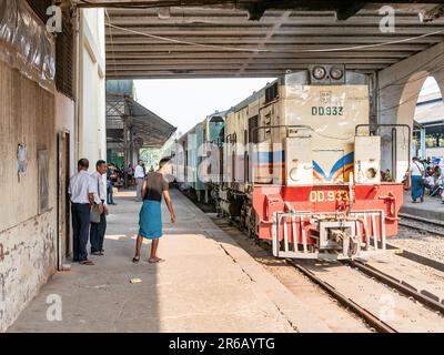 Train de voyageurs avec vieux moteur diesel à Yangon Central, la gare principale de Yangon, Myanmar. Banque D'Images