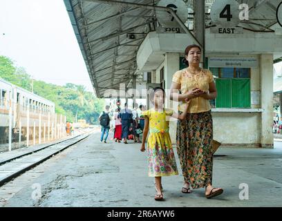 Passagers attendant leurs trains à Yangon Central, la gare principale de Yangon, Myanmar. Banque D'Images