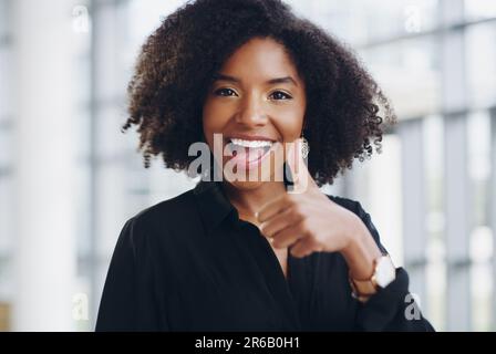 Femme noire en affaires, visage et pouces avec le sourire, le soutien et l'accord, merci et succès au travail. Emoji, geste de la main et excitée femme Banque D'Images