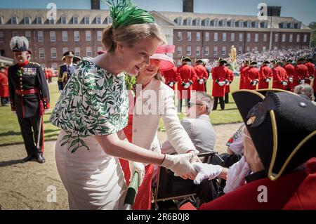 Londres, Royaume-Uni. 8th juin 2023. La reine Mathilde de Belgique rencontre et accueille les retraités lors de la Journée des fondateurs du Royal Hospital Chelsea, également connue sous le nom de Journée des pommes d'Oak. A eu lieu à une date proche du 29th mai C l'anniversaire de Charles II et la date de sa restauration en tant que Roi en 1660. La référence Oak commémore l'évasion du futur roi Charles II après la bataille de Worcester (1651) quand il s'est caché dans un chêne pour éviter la capture par les forces parlementaires. Les retraités de Chelsea portent des feuilles de chêne symboliques sur leurs célèbres uniformes de scarlet. Credit: Guy Corbishley/Alamy Live News Banque D'Images