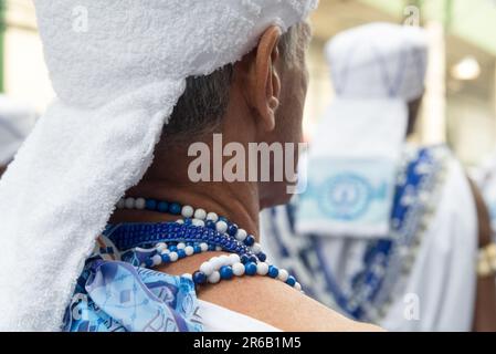 Un groupe de membres costumés du groupe de carnaval de Filhos de Gandhy pendant les célébrations du Doi de Julho à Salvador, au Brésil, commémorant Banque D'Images
