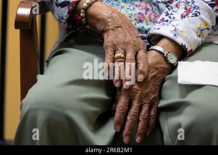Gros plan sur les mains de personnes âgées Banque D'Images