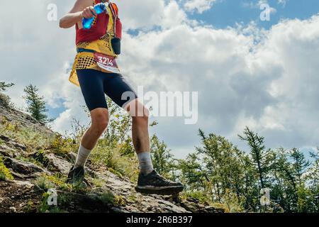la course de course d'athlète en bord de montagne escarpé, course de marathon d'été Banque D'Images