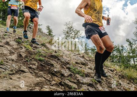 athlètes de groupe qui s'entraînent sur une pente raide, course marathon d'été Banque D'Images