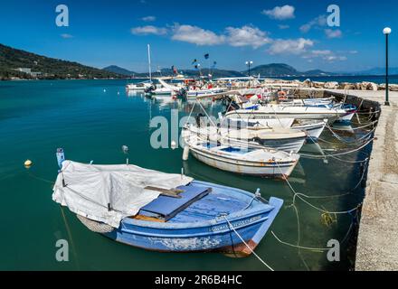 Bateaux amarrés au quai dans le bassin portuaire du village de Boukari, île de Corfou, Grèce Banque D'Images