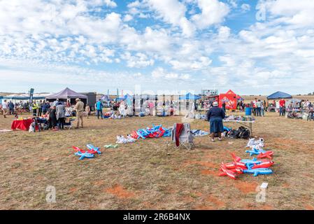 Bloemfontein, Afrique du Sud - 20 mai 2023 : vendeurs et spectateurs lors d'un spectacle aérien à l'aéroport de Tempe à Bloemfontein Banque D'Images