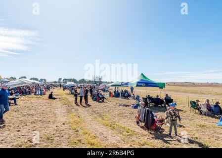 Bloemfontein, Afrique du Sud - 20 mai 2023 : spectateurs lors d'un spectacle aérien à l'aéroport de Tempe à Bloemfontein Banque D'Images