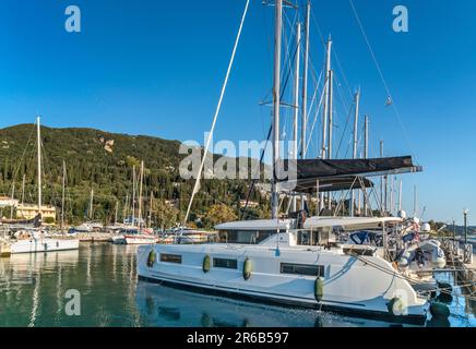 Bateaux de plaisance dans le village de Benitses, île de Corfou, Grèce Banque D'Images