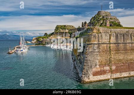 Bastion Martinengo, yachts à la marina de Mandraki, Palaio Frourio (ancienne forteresse), baie d'Agios Nikolaos, vue du parc de Spianada, Corfou, île de Corfou, Grèce Banque D'Images