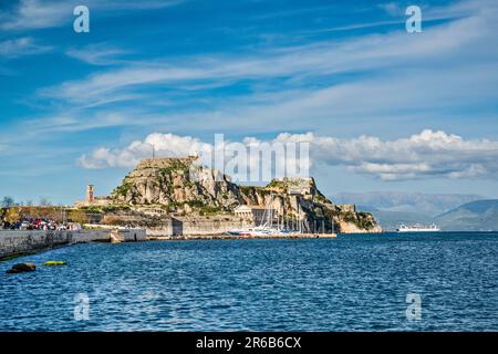 Palaio Frourio (ancienne forteresse), ferry pour Igoumenitsa en dist, vue de Leoforos Dimokratias (avenue de la démocratie), Corfou, île de Corfou, Grèce Banque D'Images