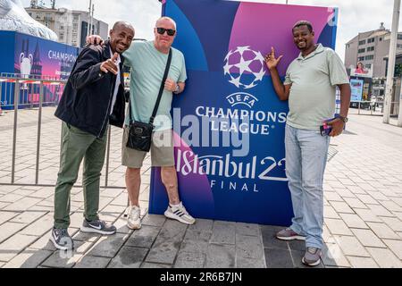 Ankara, Turquie. 08th juin 2023. Les gens posent pour une photo devant le panneau d'affichage de la Ligue des champions de l'UEFA 2023 sur la place Taksim. La ville de Manchester et l'Inter Atatürk se rencontreront au stade olympique lors du match final, qui aura lieu pour 68th fois au total, qui déterminera le champion de la saison 2022-23 de la Ligue des champions de l'UEFA. Dans le cadre des événements organisés, une coupe géant de la Ligue des Champions et un modèle de ballon de football à utiliser dans le match spécialement conçu ont été présentés à Taksim, la place la plus populaire d'Istanbul. Crédit : SOPA Images Limited/Alamy Live News Banque D'Images