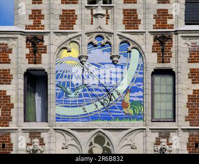 Un magnifique cadran solaire en mosaïque, haut sur le côté de l'ancienne pharmacie de Delacre, au coeur de Bruxelles. Banque D'Images