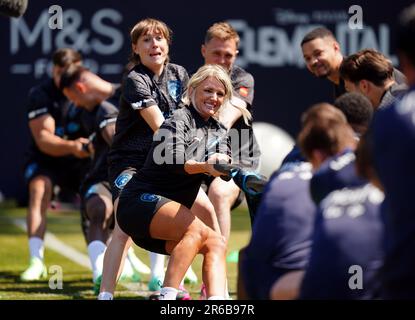 Kaylyn Kyle et Maisie Adam, des XI du monde, ont dirigé leur équipe dans un remorqueur de guerre lors d'une session de formation à Champneys Tring, avant le match de football 2023 de l'UNICEF, dimanche. Date de la photo: Jeudi 8 juin 2023. Banque D'Images