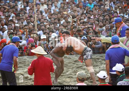 Chittagong, Bangladesh. 25th avril 2023. Abdul Jabbar, un résident de Badarpati région de Chittagong, a commencé ce Boli khela (un Wrestling Competition) à Banque D'Images