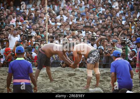 Chittagong, Bangladesh. 25th avril 2023. Abdul Jabbar, un résident de Badarpati région de Chittagong, a commencé ce Boli khela (un Wrestling Competition) à Banque D'Images