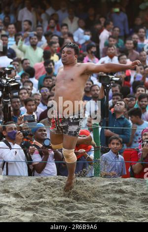 Chittagong, Bangladesh. 25th avril 2023. Abdul Jabbar, un résident de Badarpati région de Chittagong, a commencé ce Boli khela (un Wrestling Competition) à Banque D'Images