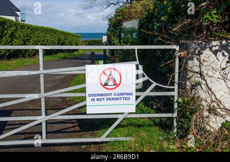 Helens Bay, County Down, Irlande du Nord, 14 mars 2023 - pas de panneau de camping de nuit sur la porte en fer Banque D'Images