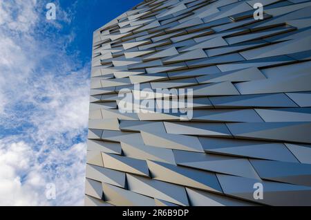 Belfast, Co Down/Irlande du Nord: 25 mars 2023 - Titanic Belfast bâtiment présentant l'industrie de la construction navale à Belfast, prise de ci-dessous Banque D'Images