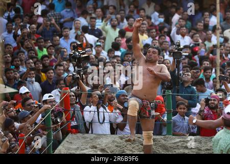 Chittagong, Bangladesh. 25th avril 2023. Abdul Jabbar, un résident de Badarpati région de Chittagong, a commencé ce Boli khela (un Wrestling Competition) à Banque D'Images