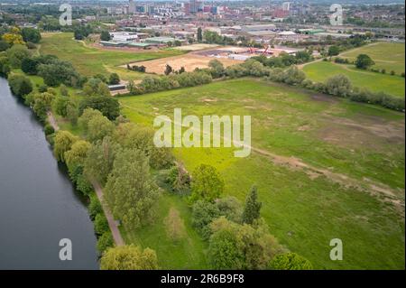 Vue aérienne sur la Tamise montrant Caversham et la campagne environnante de Reading, Berkshire - Royaume-Uni - 6th juin 2023 Banque D'Images