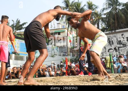 Chittagong, Bangladesh. 25th avril 2023. Abdul Jabbar, un résident de Badarpati région de Chittagong, a commencé ce Boli khela (un Wrestling Competition) à Banque D'Images