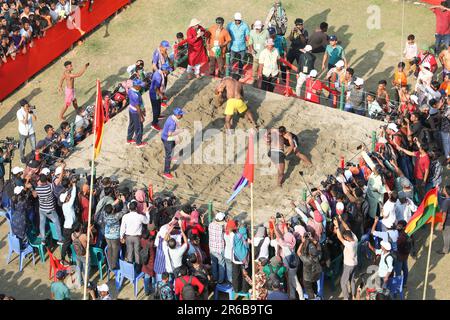 Chittagong, Bangladesh. 25th avril 2023. Abdul Jabbar, un résident de Badarpati région de Chittagong, a commencé ce Boli khela (un Wrestling Competition) à Banque D'Images