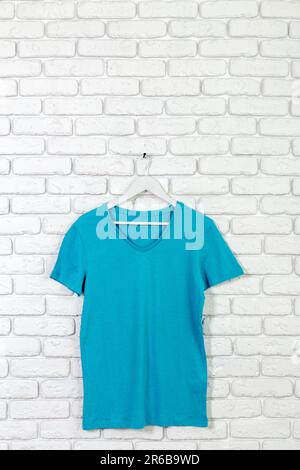 Brick wall blanchis avec t-shirt sur cintre Banque D'Images