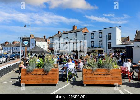 Les gens assis manger et boire à l'extérieur de l'hôtel Shrewsbury dans le centre-ville, Shrewsbury, Shropshire, Angleterre, Royaume-Uni Banque D'Images