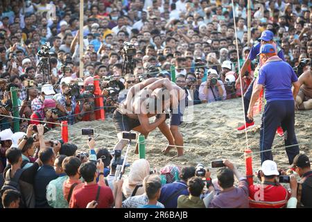 Chittagong, Bangladesh. 25th avril 2023. Abdul Jabbar, un résident de Badarpati région de Chittagong, a commencé ce Boli khela (un Wrestling Competition) à Banque D'Images