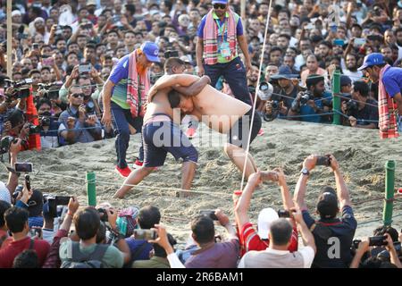 Chittagong, Bangladesh. 25th avril 2023. Abdul Jabbar, un résident de Badarpati région de Chittagong, a commencé ce Boli khela (un Wrestling Competition) à Banque D'Images