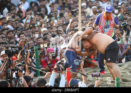 Chittagong, Bangladesh. 25th avril 2023. Abdul Jabbar, un résident de Badarpati région de Chittagong, a commencé ce Boli khela (un Wrestling Competition) à Banque D'Images